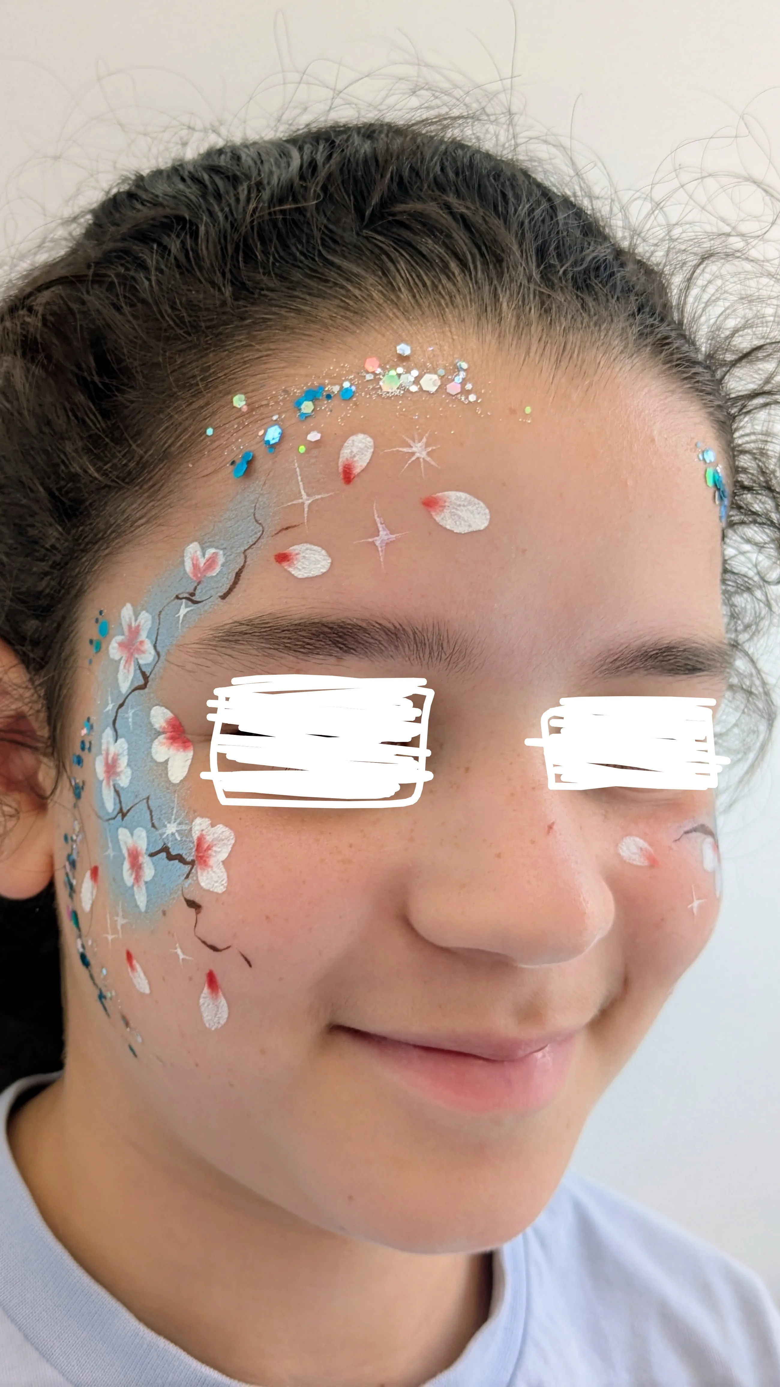 Maquillage artistique fleurs de cerisier et paillettes